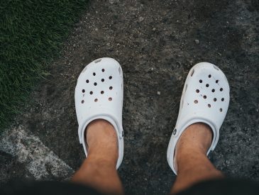 cleaning white crocs