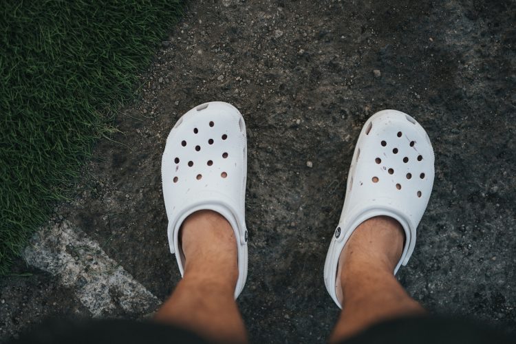 cleaning white crocs